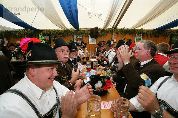 Trachtler im Bierzelt  während des Volksfest  Internationales Trachtenfest  Mühldorf am Inn  Oberbayern  Bayern  Deutschland  Europa