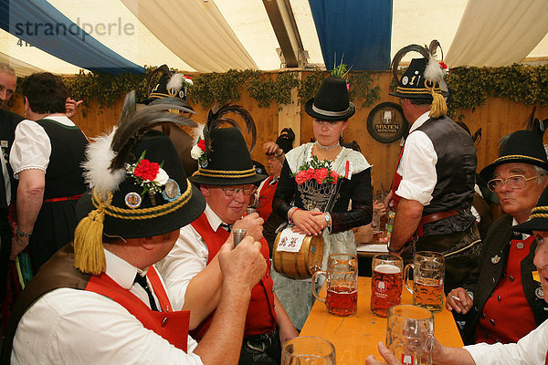 Trachtler im Bierzelt  während des Volksfest  Internationales Trachtenfest  Mühldorf am Inn  Oberbayern  Bayern  Deutschland  Europa