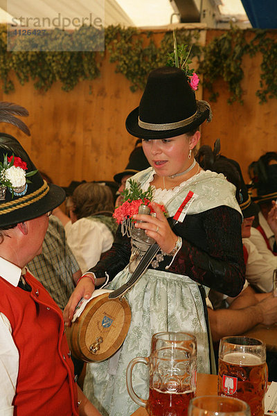 Junge Frau in Tracht mit einem Schnapsfässchen  im Bierzelt während des Volksfest  Internationales Trachtenfest  Mühldorf  Oberbayern  Bayern  Deutschland  Europa