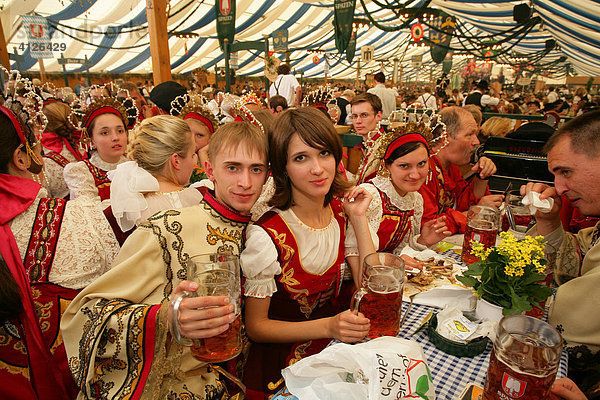 Trachtengruppe aus Weißrussland  im Bierzelt während des Volksfest  Internationales Trachtenfest  Mühldorf am Inn  Oberbayern  Bayern  Deutschland  Europa