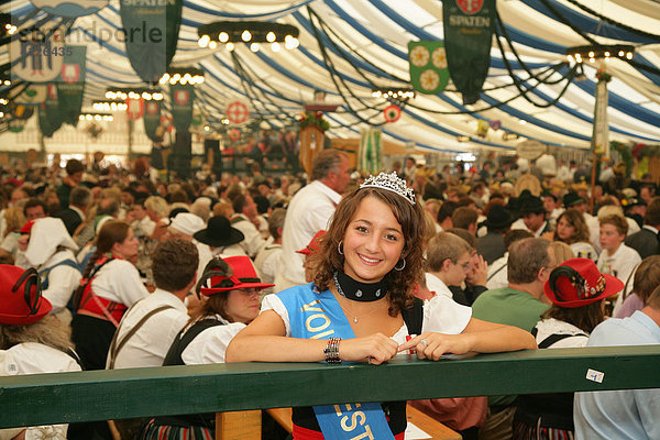 Die Volksfestkönigin  Im Bierzelt während des Volksfest  Internationales Trachtenfest  Mühldorf  Oberbayern  Bayern  Deutschland  Europa