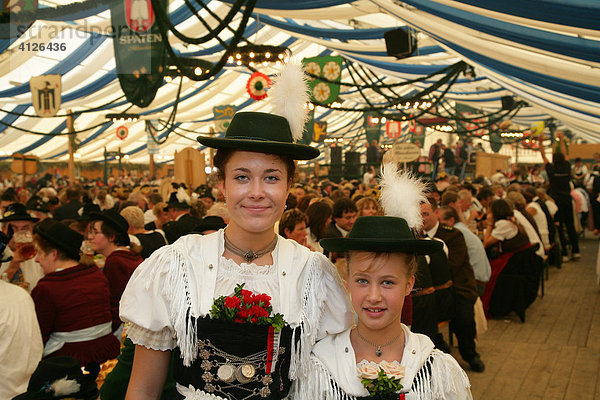 Junge Frauen in Tracht  Bierzelt  während des Volksfest  Internationales Trachtenfest  Mühldorf  Oberbayern  Bayern  Deutschland  Europa