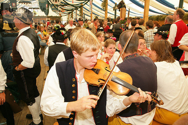 Junge spielt Violine  im Bierzelt während des Volksfest  Internationales Trachtenfest  Mühldorf  Oberbayern  Bayern  Deutschland  Europa