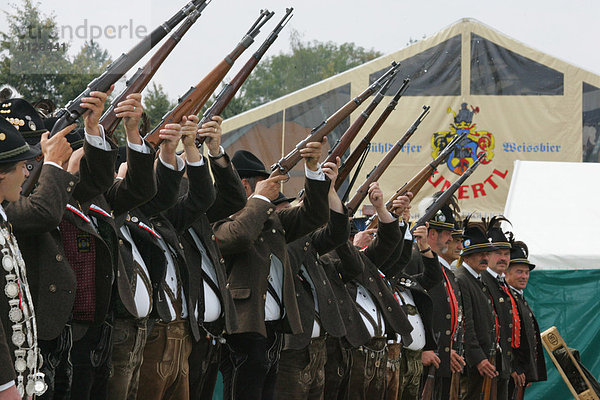Schützen feuern Salutschüsse ab  während des Volksfestes  Internationales Trachtenfest  Mühldorf am Inn  Oberbayern  Bayern  Deutschland  Europa