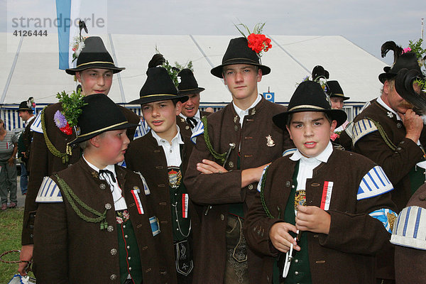 Jung-Schützen während des Volksfestes  Internationales Trachtenfest  Mühldorf am Inn  Oberbayern  Bayern  Deutschland  Europa