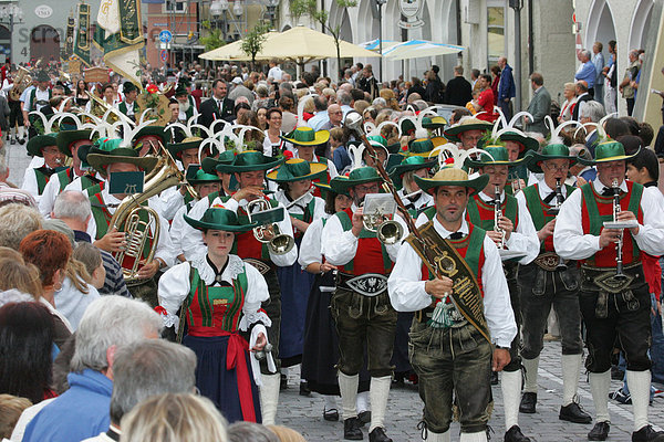 Trachtler aus Südtirol während des Internationalen Trachtenfestes in Mühldorf am Inn  Oberbayern  Bayern  Deutschland  Europa