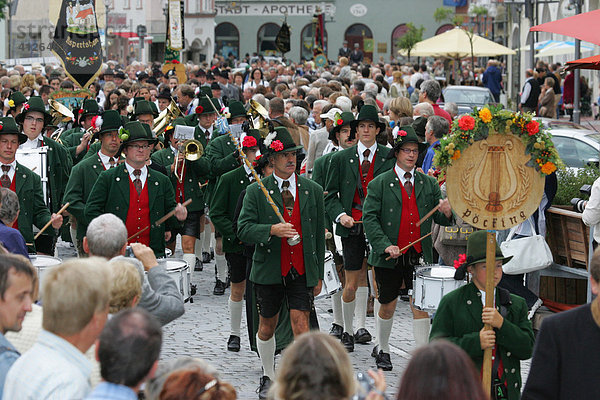 Trommelnde Trachtler während des Internationalen Trachtenfestes in Mühldorf am Inn  Oberbayern  Bayern  Deutschland  Europa