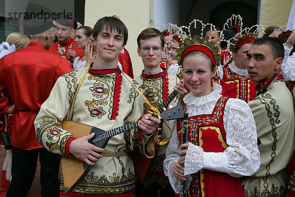 Weißrussische Trachten während des Internationalen Trachtenfestes in Mühldorf am Inn  Oberbayern  Bayern  Deutschland  Europa