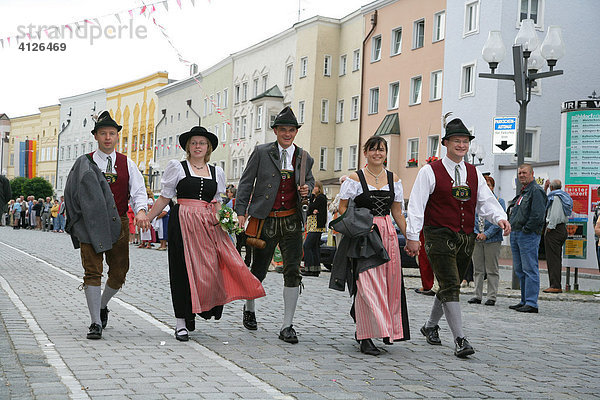 Trachtler während des Internationalen Trachtenfestes in Mühldorf am Inn  Oberbayern  Bayern  Deutschland  Europa