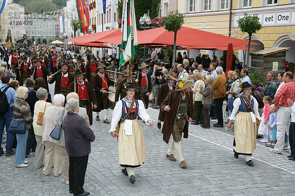 Österreichische Trachtengruppe während des Internationalen Trachtenfestes in Mühldorf am Inn  Oberbayern  Bayern  Deutschland  Europa
