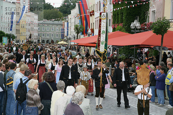 Während des Internationalen Trachtenfestes in Mühldorf am Inn  Oberbayern  Bayern  Deutschland  Europa