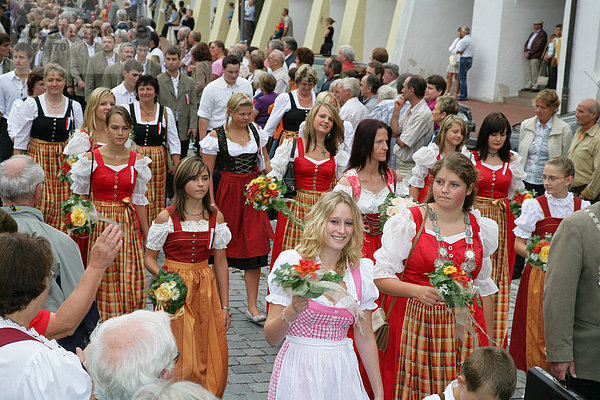 Mädchen Gruppe im Dirndl während des Internationalen Trachtenfestes in Mühldorf am Inn  Oberbayern  Bayern  Deutschland  Europa