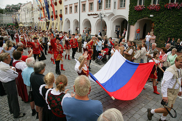 Trachtengruppe aus Weißrussland während des Internationalen Trachtenfestes in Mühldorf am Inn  Oberbayern  Bayern  Deutschland  Europa