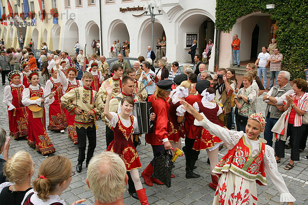 Trachtengruppe aus Weißrussland während des Internationalen Trachtenfestes in Mühldorf am Inn  Oberbayern  Bayern  Deutschland  Europa