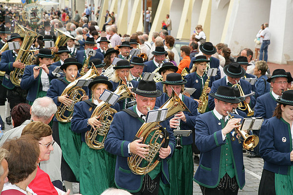 Blasmusik Kapelle während des Internationalen Trachtenfestes in Mühldorf am Inn  Oberbayern  Bayern  Deutschland  Europa