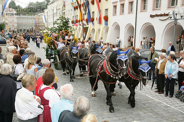 Brauereiwagen während des Internationalen Trachtenfestes in Mühldorf am Inn  Oberbayern  Bayern  Deutschland  Europa