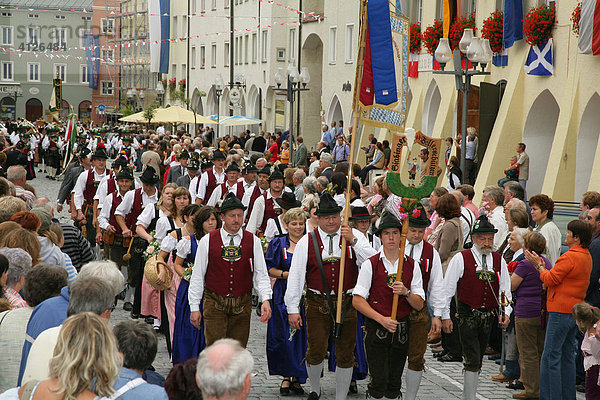 Trachtengruppe während des Internationalen Trachtenfestes in Mühldorf am Inn  Oberbayern  Bayern  Deutschland  Europa