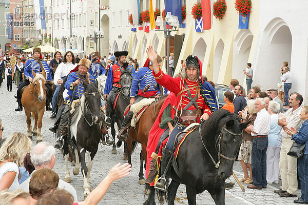Reiter während des Internationalen Trachtenfestes in Mühldorf am Inn  Oberbayern  Bayern  Deutschland  Europa