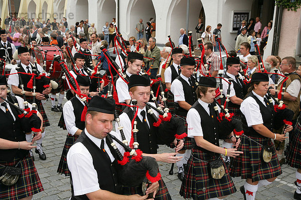 Schottische Dudelsack Band während des Internationalen Trachtenfestes in Mühldorf am Inn  Oberbayern  Bayern  Deutschland  Europa