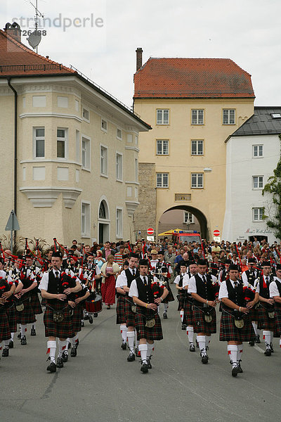 Schottische Dudelsack Band während des Internationalen Trachtenfestes in Mühldorf am Inn  Oberbayern  Bayern  Deutschland  Europa