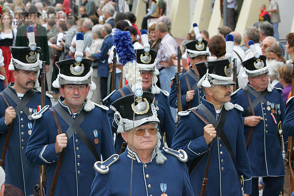 Schützen während des Internationalen Trachtenfestes in Mühldorf am Inn  Oberbayern  Bayern  Deutschland  Europa