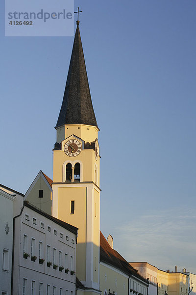 Turm der Frauenkirche am Stadtplatz  Mühldorf am Inn  Oberbayern  Bayern  Deutschland  Europa