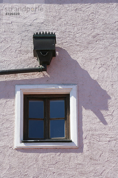 Hausgiebel mit Dachrinne und Fenster  Mühldorf am Inn  Oberbayern  Bayern  Deutschland  Europa