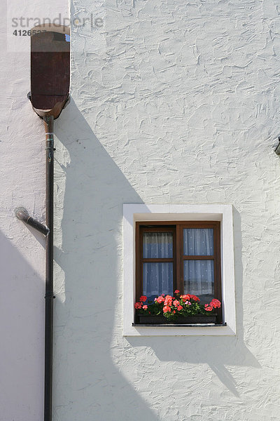 Hausfassade mit Dachrinne und Fenster  Mühldorf am Inn  Oberbayern  Bayern  Deutschland  Europa