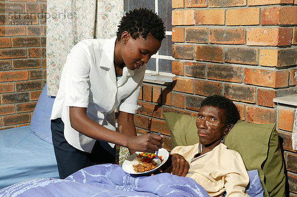 Pflegerin mit Kranken  Hospiz für HIV/AIDS Kranke  Kapstadt  Südafrika  Afrika