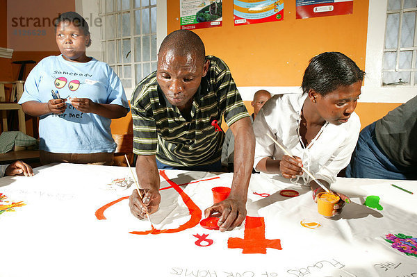 Mann zeichnet die rote Schleife  Präventionsarbeit HIV/AIDS  Kapstadt  Südafrika  Afrika