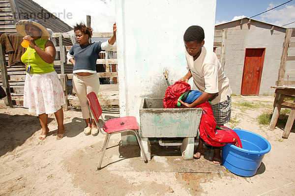 Junger Mann beim Wäsche waschen  Kapstadt  Südafrika  Afrika