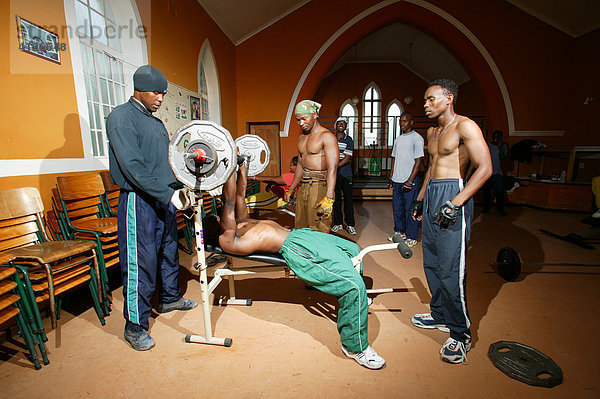 Kirche in Fitness Studio umgewandelt  junge Männer  Kapstadt  Südafrika  Afrika