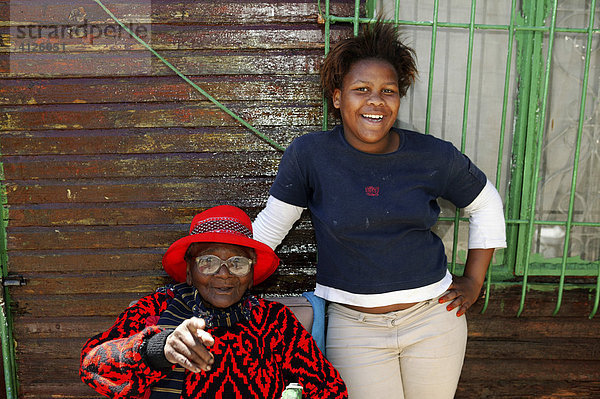 Enkeltochter und alte Frau mit Brille  Kapstadt  Südafrika  Afrika
