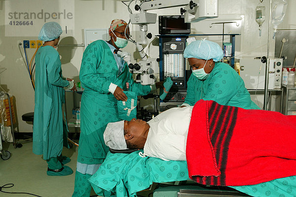 Im Operationssaal nach einer Grauer Star Katarakt Operation  Pietermaritzburg  Südafrika  Afrika