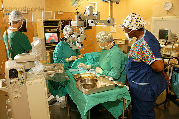 Im Operationssaal während einer Grauer Star Katarakt Operation  Pietermaritzburg  Südafrika  Afrika