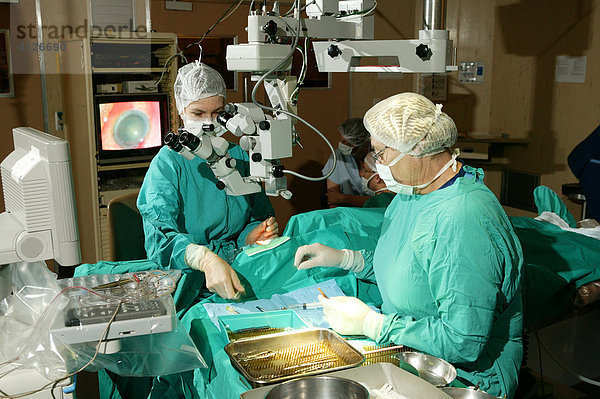 Im Operationssaal während einer Grauer Star Katarakt Operation  Pietermaritzburg  Südafrika  Afrika