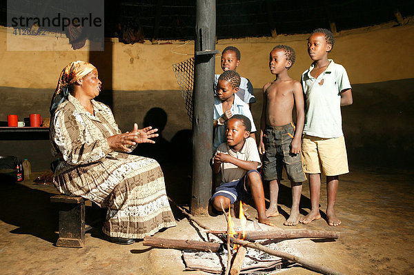 Großmutter mit Kindern  Pietermaritzburg  Südafrika  Afrika