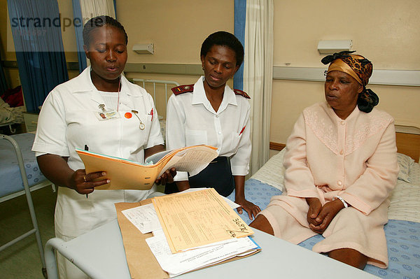 Patientin und Krankenpflegerinnen im Krankenhaus  Pietermaritzburg  Südafrika  Afrika