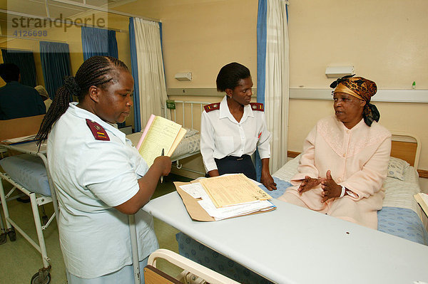 Patientin und Krankenpflegerinnen im Krankenhaus  Pietermaritzburg  Südafrika  Afrika