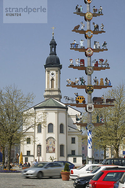 Maibaum und Stadtpfarrkirche St. Oswald  Traunstein  Oberbayern  Bayern  Deutschland  Europa
