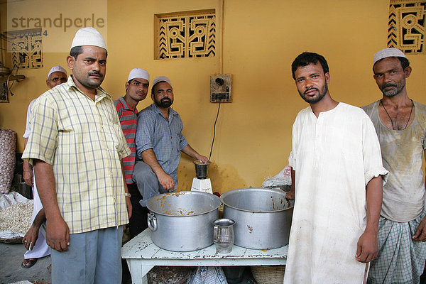 Männer kochen  Bareilly  Uttar Pradesh  Indien  Asien