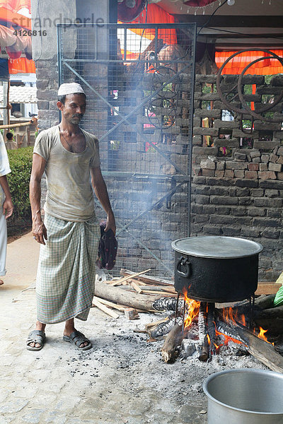 Männer kochen  Bareilly  Uttar Pradesh  Indien  Asien