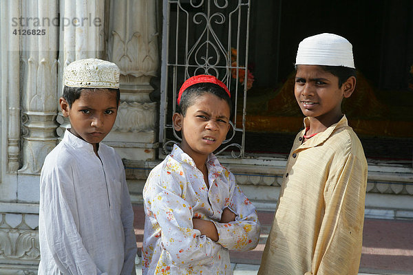 Drei Jungen  Bareilly  Uttar Pradesh  Indien  Asien