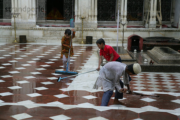 Kinder reinigen den sufistischen Schrein  Bareilly  Uttar Pradesh  Indien  Asien
