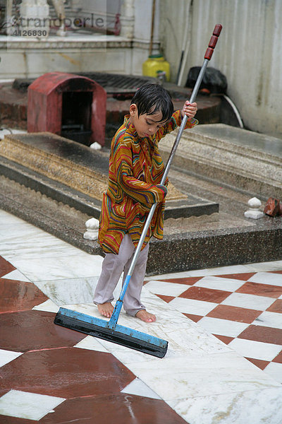 Junge reinigt den sufistischen Schrein  Bareilly  Uttar Pradesh  Indien  Asien