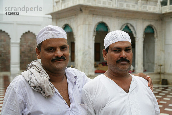 Zwei Männer  sufistischer Schrein  Bareilly  Uttar Pradesh  Indien  Asien