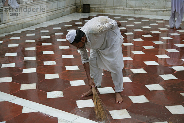 Mann reinigt den sufistischen Schrein  Bareilly  Uttar Pradesh  Indien  Asien