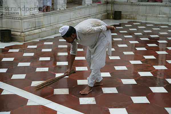 Mann reinigt den sufistischen Schrein  Bareilly  Uttar Pradesh  Indien  Asien