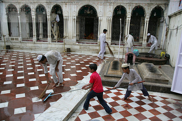 Kinder reinigen den sufistischen Schrein  Bareilly  Uttar Pradesh  Indien  Asien
