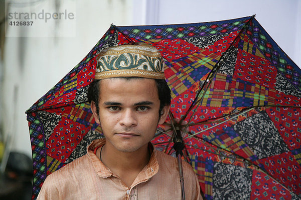 Junge mit Regenschirm  Bareilly  Uttar Pradesh  Indien  Asien